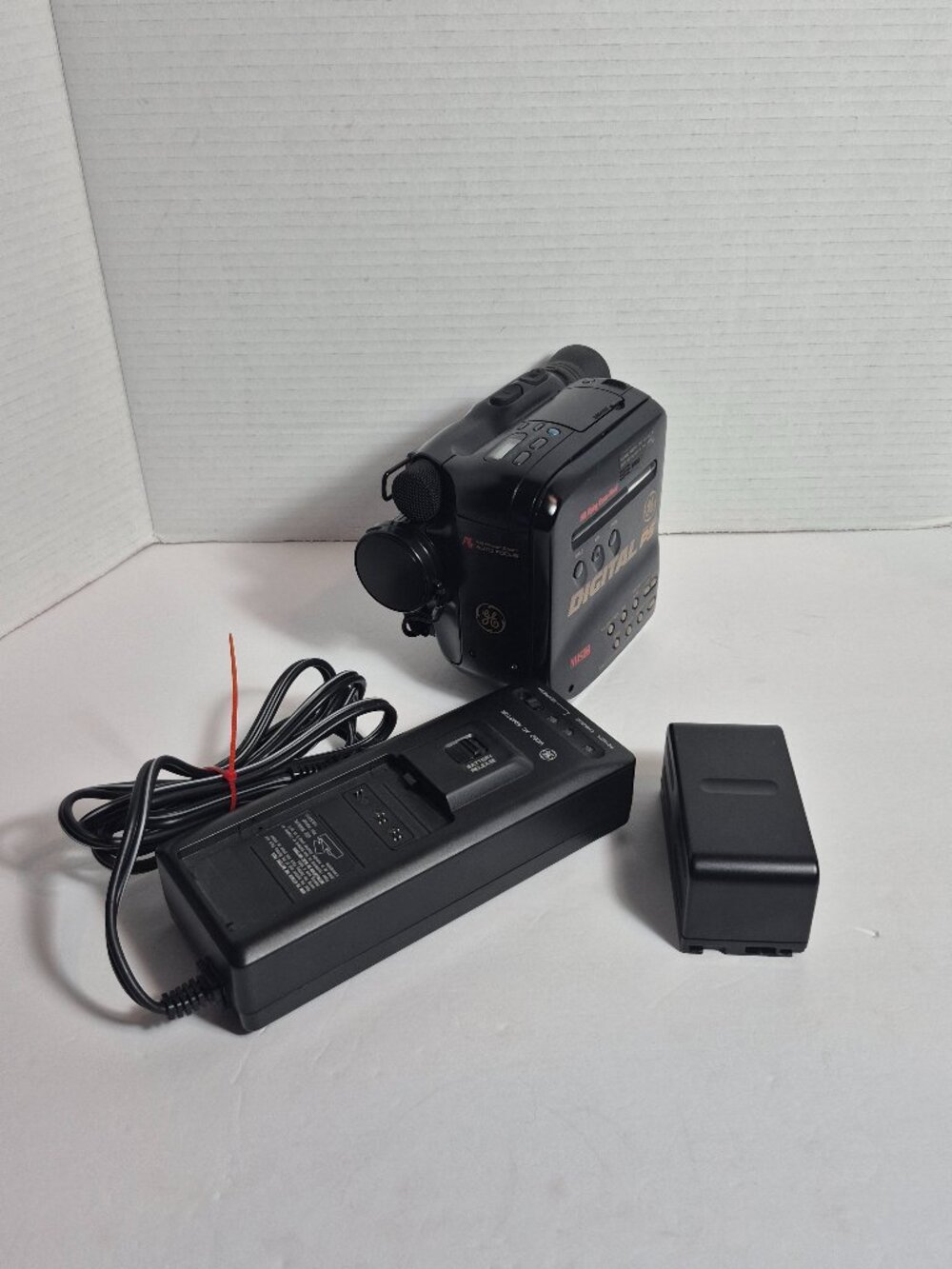 GE CG697 Black 8X Power Zoom Camcorder w/ Battery & Charger See Description
